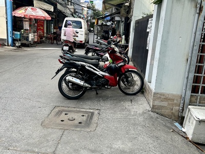 Chủ thiện chí bán nhà ngang lớn bề thế- khu an ninh - gần nhà thờ- trường học - thông ra xóm chiếu, 2