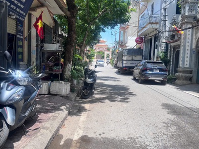 Cần bán căn nhà 50m  3 tầng trục kinh doanh, oto tránh kinh doanh thoải mái tại đông khê đoài 1