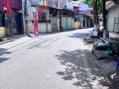 Cần bán căn nhà 50m  3 tầng trục kinh doanh, oto tránh kinh doanh thoải mái tại đông khê đoài 2
