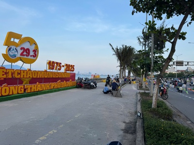 Biển nguyễn tất thành, ngay trung tâm bãi tắm thanh khê, đối diện khu phức hợp của vũ nhôm, đất 2