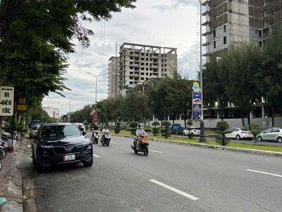 Biển nguyễn tất thành, ngay trung tâm bãi tắm thanh khê, đối diện khu phức hợp của vũ nhôm, đất 3