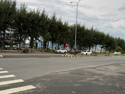 Biển nguyễn tất thành, đất diện tích rộng, đối diện khu phức hợp của vũ nhôm và bãi tắm thanh khê. 0