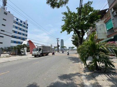 Biển nguyễn tất thành, đất diện tích rộng, đối diện khu phức hợp của vũ nhôm và bãi tắm thanh khê. 1