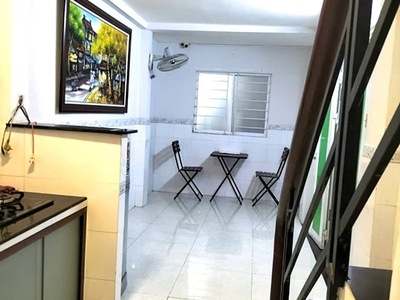 Tt quận 10   3 tầng 2pn, 2wc  vài bước ra hxh chỉ hơn 2 tỷ 1