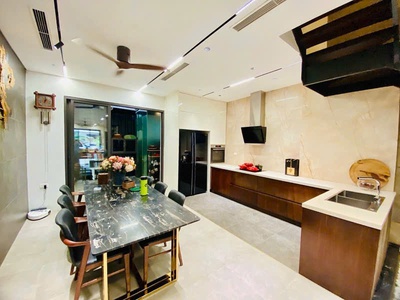 Bán nhà lạc long quân, ôtô đỗ cửa, gần vườn hoa, dân xây chất, 52m2 nhỉnh 13 tỷ 1