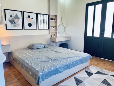Cho thuê nhà đẹp phố Văn Cao, DT: 70m2, 3 p.ngủ. 4