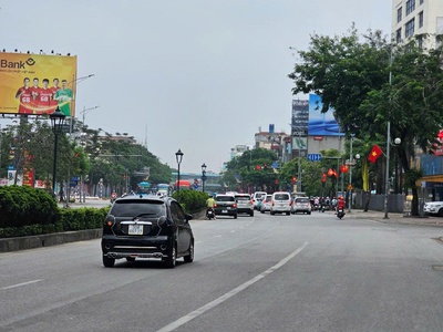  nhà mới kong, 15m ra phố  nguyễnvăncừ - long biên - ô tô vào nhà -  thangmáy - chào 9,x tỷ 2