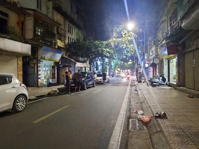  bán nhà mặt ngõ tư đình long biên. diện tích 200m  x 3 tầng  ô tô tránh  vỉa hè rộng đỗ 4-5 xe 2