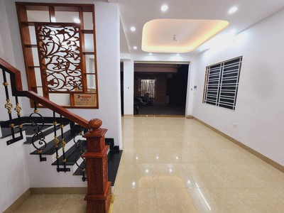 Gia đình cần b.á.n gấp nhà hoàng văn thái, thanh xuân 40m2 x 5t x mt5,6 phân lô, ô tô 1