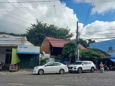 Bán nhà mặt tiền hoàng hoa thám   ngay chợ lagi trung tâm thị xã   8x20m   giá chỉ 6.3 tỷ 0