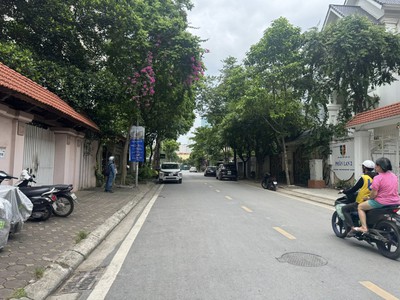 Cho thuê biệt thự thành phố giao lưu, 200m2, 4 tầng, làm văn phòng, nhà ở. 0