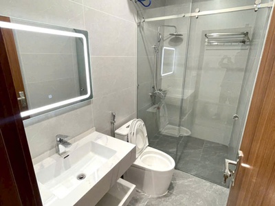 Cho thuê nhà mới 100 phố Văn Cao, 3 p.ngủ  45m2 . 5