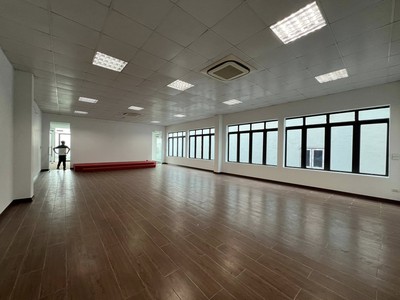 Cho thuê căn nhà 3.5 tầng mặt đường đôi Nguyễn Lương Bằng, TP HD, 217m2, mt 8.1m, KD tốt 5