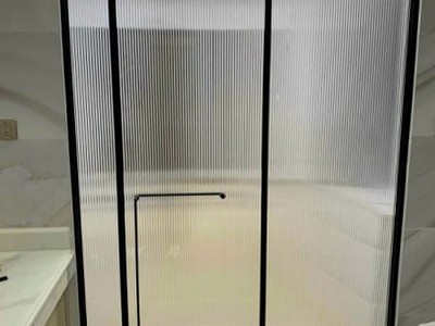 Ứng dụng kính sọc trong vách ngăn phòng bếp đẹp 0
