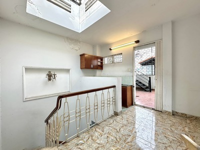 QUÂN 10 - ngang hiếm 5.5m, đúc 4 tấm, vài bước chân ra mặt tiền. 2