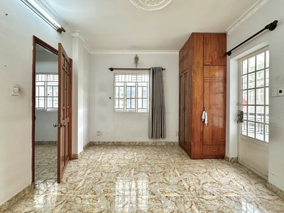 QUÂN 10 - ngang hiếm 5.5m, đúc 4 tấm, vài bước chân ra mặt tiền. 3