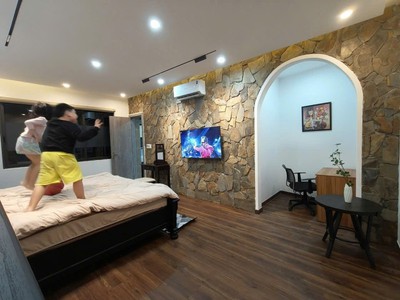 Nhà 3 tầng cực đẹp mặt tiền mỹ khê, sát biển, view công viên, chỉ  tỷ tlcc 2