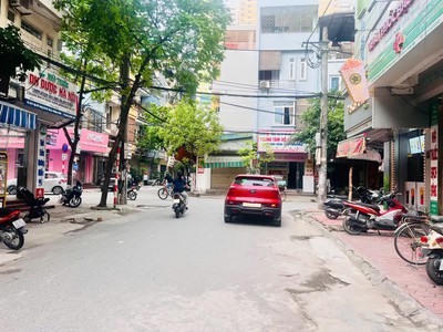 Nhà khu vực phân lô, đường rộng 8m, giao thông thuận lợi, kinh doanh tốt  bạt ngàn tiện ích. 1