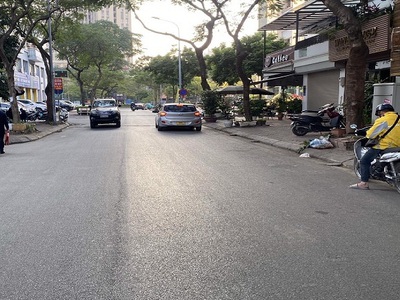 Cho thuê căn nhà phố Trần Kim Xuyến. DT 82M x 5 Tầng, mặt tiền 5m. Phù hợp kinh doanh và văn phòng 0