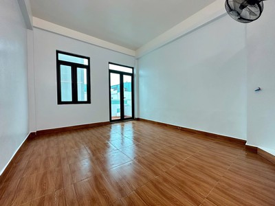 Bán căn nhà 3 tầng ngõ khu Vịt Cỏ Hồ Sen, ph Tân Bình, TP HD, 40m2, 3 ngủ, 2.05 tỷ, trung tâm 2