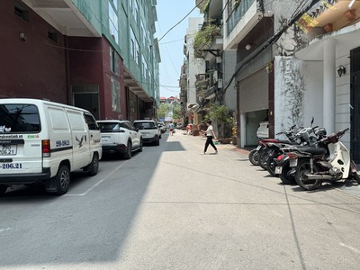 Cần bán 95m2 tặng nhà 4 tầng cũ, đối diện chợ Việt Hưng. Cách 20m ra phố Ngô Gia Tự 5