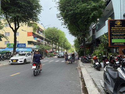 Quận 5 - Nguyễn Chí Thanh - Mới kính cong 40m2, 4 tầng, 3 bước ra mặt tiền. 2