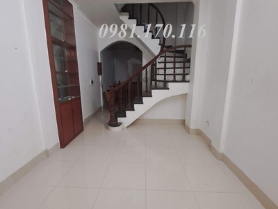 Cho thuê nhà ngõ 1 phố Phạm Tuấn Tài. DT 45m2 x 4 tầng ô tô đậu cửa, có ĐH, NL, Bếp 0