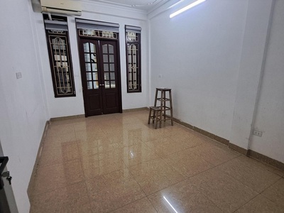 Cho thuê nhà ngõ 1 phố Phạm Tuấn Tài. DT 45m2 x 4 tầng ô tô đậu cửa, có ĐH, NL, Bếp 2