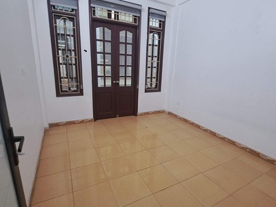 Cho thuê nhà ngõ 1 phố Phạm Tuấn Tài. DT 45m2 x 4 tầng ô tô đậu cửa, có ĐH, NL, Bếp 4