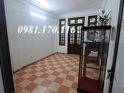 Cho thuê nhà ngõ 1 phố Phạm Tuấn Tài. DT 45m2 x 4 tầng ô tô đậu cửa, có ĐH, NL, Bếp 5