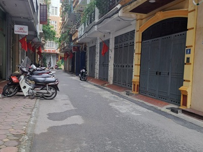 Cho thuê nhà ngõ 1 phố Phạm Tuấn Tài. DT 45m2 x 4 tầng ô tô đậu cửa, có ĐH, NL, Bếp 8