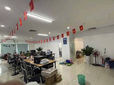 Cần nhượng văn phòng gấp đặc biệt: tặng luôn bàn ghế ai vào dùng được luôn 1