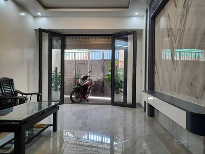 Chính chủ cần bán gấp nhà 4 tầng Thiên Lôi Nguyễn Văn Lính. Sân Cổng riêng. Oto đỗ cửa 0
