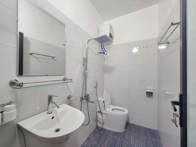 Chính chủ cần bán gấp nhà 4 tầng Thiên Lôi Nguyễn Văn Lính. Sân Cổng riêng. Oto đỗ cửa 5