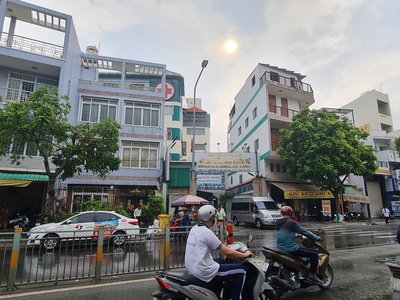 Cho thuê nhà mặt tiền lũy bán bích- ngang 12m - 18triệu- gần ngã tư 2