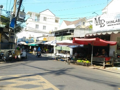 Nhà 1 trệt 3 lầu, thổ cư toàn bộ mặt tiền chợ đồi tp biên hòa, dân cư kín, thu nhập hàng tháng 20 0