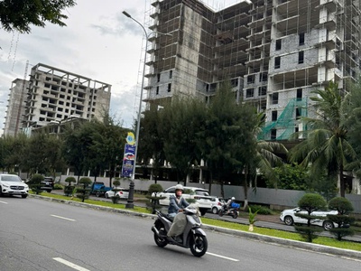 - bán đất tặng nhà 6 tầng, biển mỹ khê, hiện đang có 18 phòng cho thuê thu nhập 90tr/tháng. 2