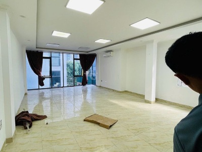 Nhà mặt phố Nguyễn Khang, Lô góc, Dt 75m x 7 tầng thông sàn có thang máy, đủ điều hòa 2