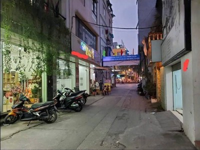 Cho thuê nhà dốc thọ lão, 4 tầng, 30m2, 4 ngủ, 12 triệu kd, vp kết hợp ở gia đình thuê. 0