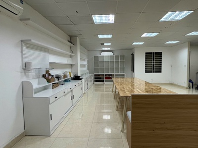 Vì chuyển xưởng nến nên mình đang có mặt sàn trống 80m2 muốn cho thuê 1