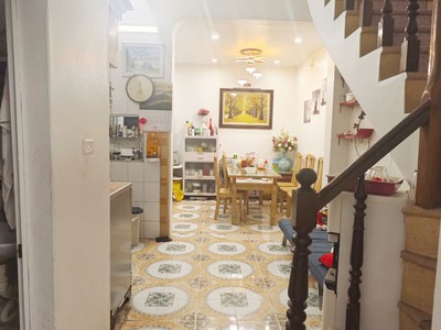 Cần bán 53,4m2 nhà 3 tầng cách 50m ra phố Nguyễn Văn Cừ. Nằm giữa trường Ngọc Lâm và Gia Thụy 3