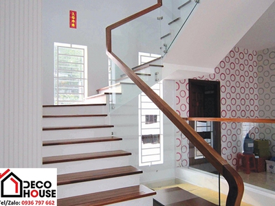Cầu thang kính cường lực có bền và an toàn không 0