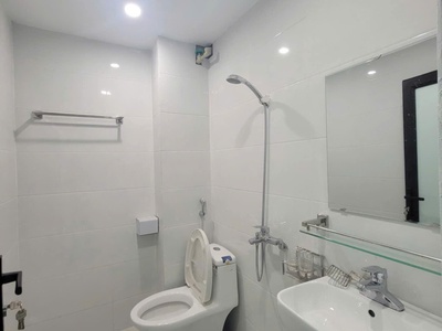Cho thuê nhà nguyên căn 4 tầng 4 phòng ngủ, 3 vs, 2 sân thoáng trước sau ở tầng 4. diện tích 40m2/ 2