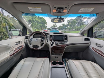 Chính chủ bán xe Toyota Sienna 2011 bản LIMITED 4