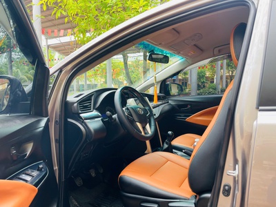 Gia đình tôi cần bán chiếc xe ô tô Toyota Innova 2.0E màu xám vàng 2020 3