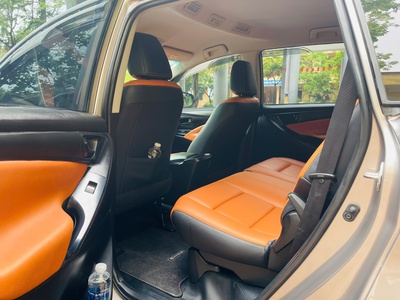 Gia đình tôi cần bán chiếc xe ô tô Toyota Innova 2.0E màu xám vàng 2020 4