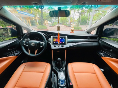 Gia đình tôi cần bán chiếc xe ô tô Toyota Innova 2.0E màu xám vàng 2020 5