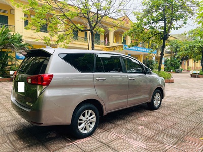 Gia đình tôi cần bán chiếc xe ô tô Toyota Innova 2.0E màu xám vàng 2020 9
