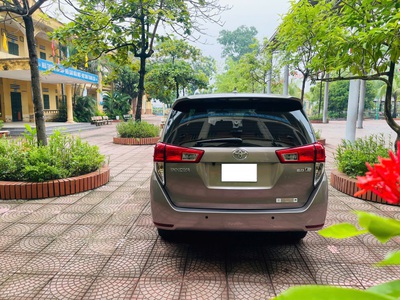 Gia đình tôi cần bán chiếc xe ô tô Toyota Innova 2.0E màu xám vàng 2020 10