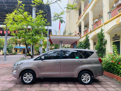 Gia đình tôi cần bán chiếc xe ô tô Toyota Innova 2.0E màu xám vàng 2020 2